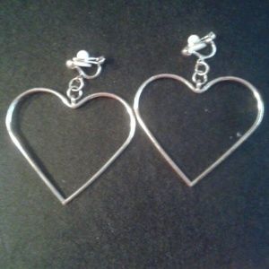 SALE PRICED!! Vintage clip on heart earrings silver tone come and get them!